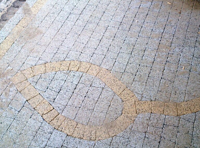 podjazd z kostki – artystyczny liść