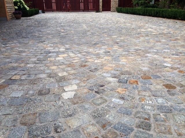 wjazd na posesję kostka z kamienia